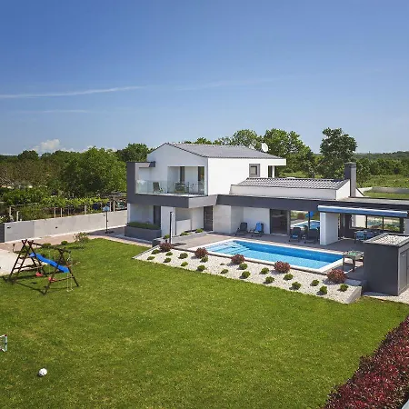 Holiday home Traumhafte In Valbandon Mit Aussenpool, Klima, Tischfussball *