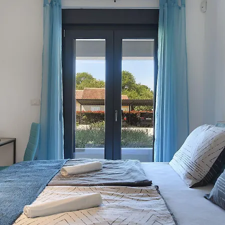 Holiday home Traumhafte In Valbandon Mit Aussenpool, Klima, Tischfussball *