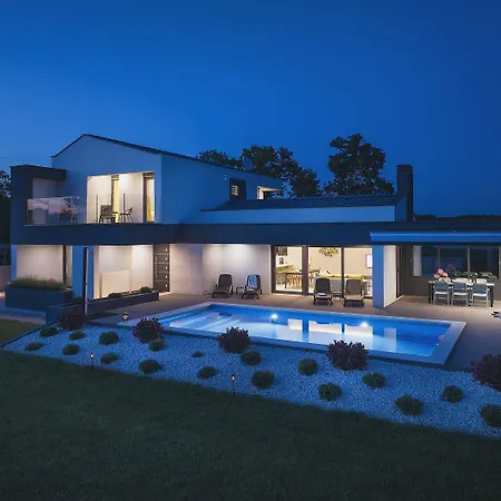 Holiday home Traumhafte In Valbandon Mit Aussenpool, Klima, Tischfussball